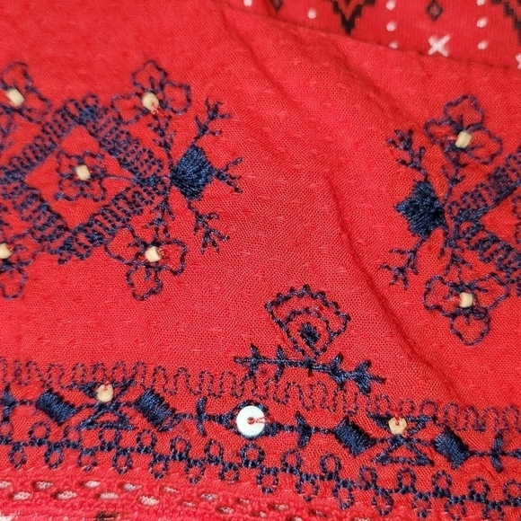 New Directions curvy red sleeveless top with white & blue flowers - Picture 4 of 8